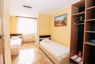 Гостиница Садко Кропоткин Двухместный номер эконом с двумя односпальными кроватями № 309-1