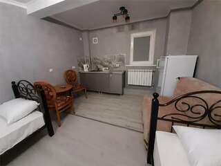 Гостиница Садко Кропоткин Двухместный номер (с двумя односпальными кроватями) с собственной мини-кухней № 204.-1