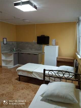 Гостиница Садко Кропоткин Четырехместный номер с мини-кухней (+ доп.место) № 307-2