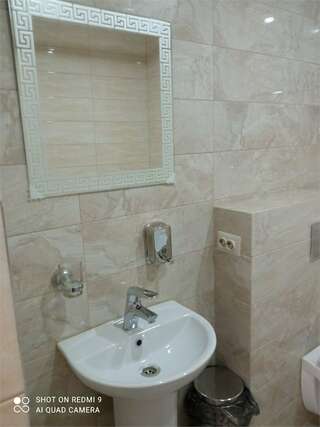 Гостиница Садко Кропоткин Двухместный номер (с двухспальной кроватью) с собственной мини-кухней № 203.-4