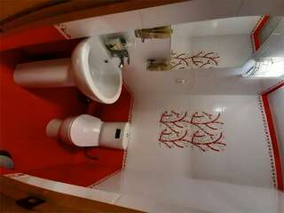 Гостиница Садко Кропоткин Четырехместный номер с мини-кухней (+ доп.место) № 307-7