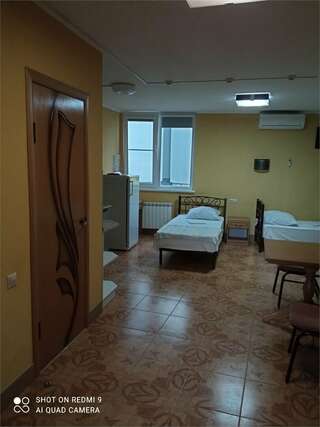 Гостиница Садко Кропоткин Четырехместный номер с мини-кухней (+ доп.место) № 307-3