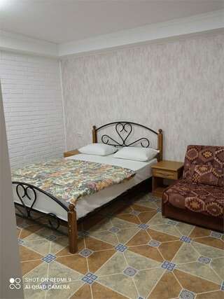 Гостиница Садко Кропоткин Двухместный номер с кухней (с двухспальной кроватью) улучшенный № 101-1