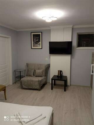 Гостиница Садко Кропоткин Двухместный номер (с двухспальной кроватью) с собственной мини-кухней № 203.-2