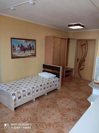 Гостиница Sadko Кропоткин Односпальная кровать в общем мужском номере-2