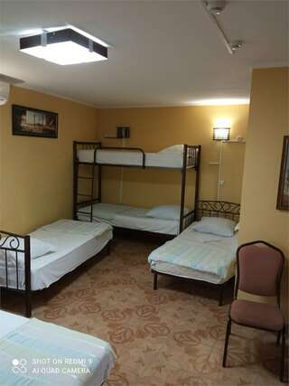 Гостиница Садко Кропоткин Четырехместный номер с мини-кухней (+ доп.место) № 307-5