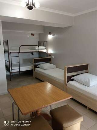 Гостиница Садко Кропоткин Четырехместный семейный номер с мини-кухней № 206.-3