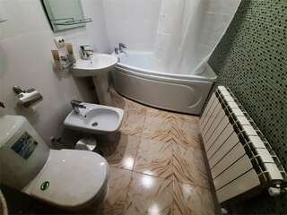 Гостиница Садко Кропоткин Двухместный номер (с двумя односпальными кроватями) с собственной мини-кухней № 204.-4